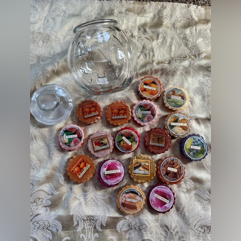 Yankee Candle (17) Wax Melts inside Glass Pumpkin Covered Bowl